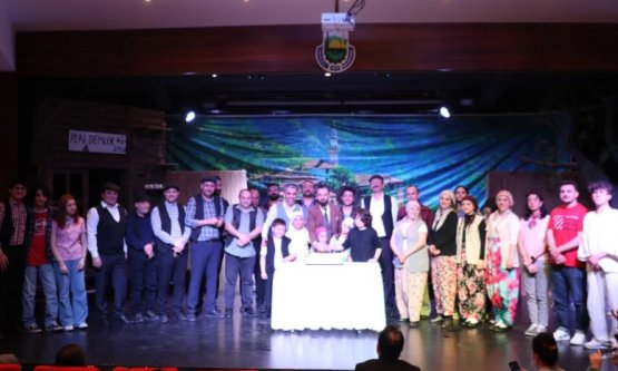 İnegöl'de Kahkaha Tufanı: Şehir Tiyatrosu 'Komşu Köyün Delisi' ile Perde Açtı!