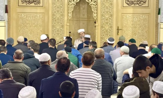 İnegöl'de Ramazan Huzuru: Hafız Musa Delipoyraz TOKİ Hz. Ali Camisi'nde Gönülleri Mest Etti!