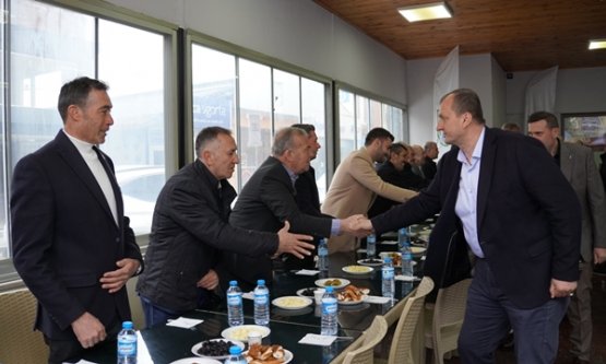 İznik'te Bayram Coşkusu: Belediye Çay Bahçesi'nde Protokol ve Vatandaş Kucaklaştı!