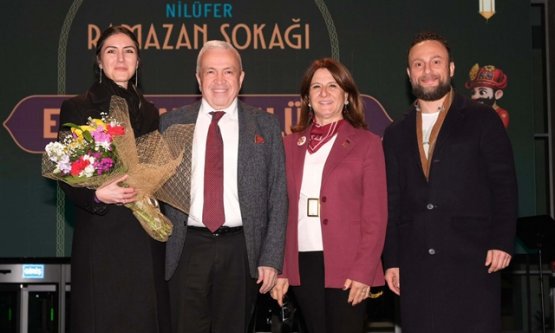 Nilüfer'de Ezginin Günlüğü Rüzgarı: Cumhuriyet Meydanı Unutulmaz Şarkılarla Çınladı!