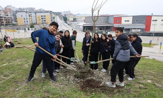 Nilüfer'de Gelecek Yeşeriyor: Minik Eller Orman Haftası'nda Fidanları Toprakla Buluşturdu!