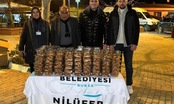Nilüfer'de Kadir Gecesi Bereketi: 17 Mahallede 8 Bin Kandil Simidi İkram Edildi!