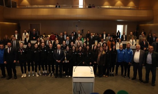 Nilüfer'in Sultanları Tarih Yazdı: Tamamı Altyapıdan Yetişen Dev Kadro 1. Lig'de!