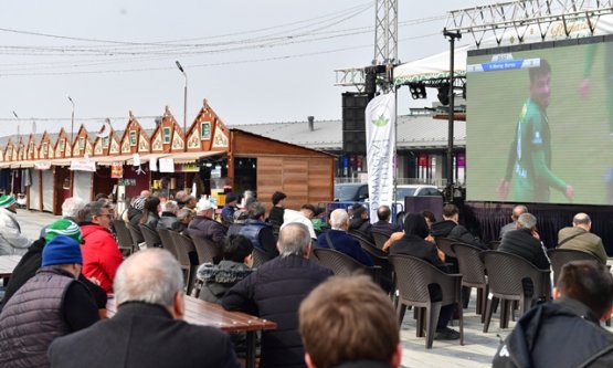 Osmangazi Meydanı'nda Dev Ekran Heyecanı: Bursaspor Taraftarı Şampiyonluk Yolunda Omuz Omuza!