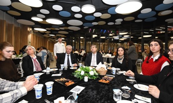 Osmangazi'de Gençlik Buluşması: Üniversiteli Liderler Gönül Sofrasında Bir Araya Geldi!