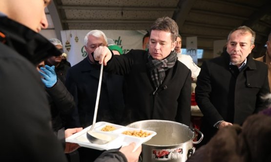 Osmangazi'de Her Gün 4 Bin Kişilik Dev İftar: Başkan Erkan Aydın Çırpan Mahallesi'ndeydi