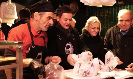 Tarihi Abdal Meydanı'nda Sahur Coşkusu: Başkan Erkan Aydın Vatandaşlarla Buluştu