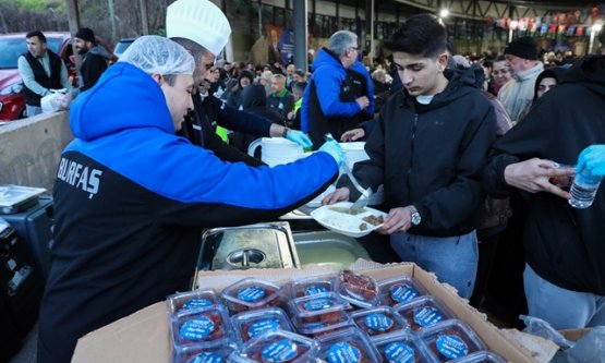 Yıldırım'da Dev İftar Sofrası: Bursa Büyükşehir Binlerce Vatandaşı Gönül Sofrasında Buluşturdu!