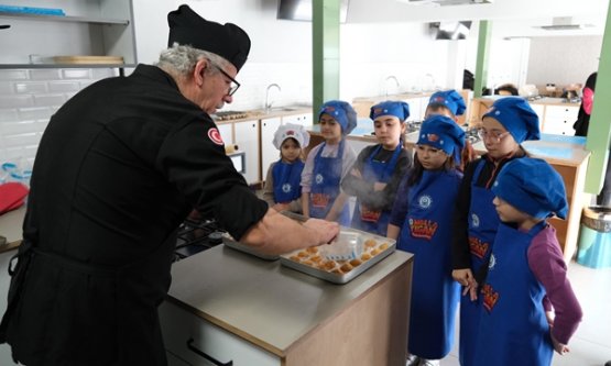 Yıldırım'da Küçük Şefler Mutfakta: Molla Yegan'da Ramazan Tatlıları Hazırlandı!