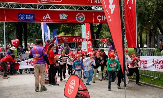 Bursa Merinos Parkı'nda 'Eker I Run' Rüzgarı: Bine Yakın Çocuk Bayram Coşkusuna Koştu!
