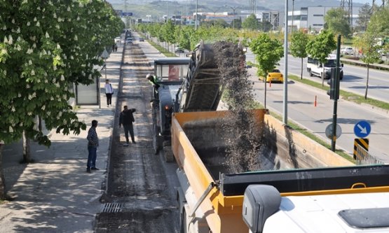 Bursa Terminal Yolu Yenileniyor: Büyükşehir'den İstanbul Caddesi'ne Dev Asfalt Hamlesi!