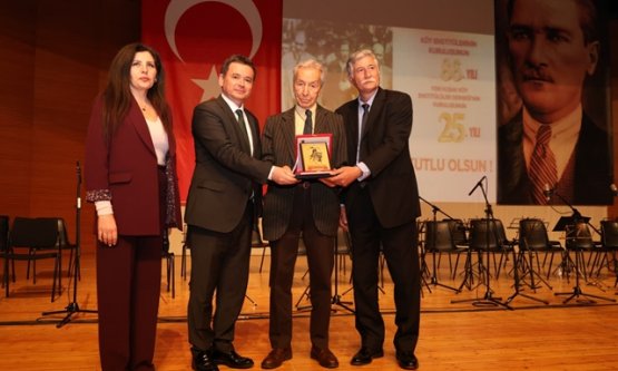 Bursa'da Aydınlanma Gecesi: 2026 Aydınlanma Onur Ödülü Prof. Dr. Bilsay Kuruç'a Verildi