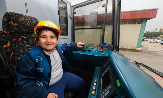 Bursa'da En Anlamlı 23 Nisan: 7 Yaşındaki Ali Asaf Vatman Koltuğuna Oturdu!