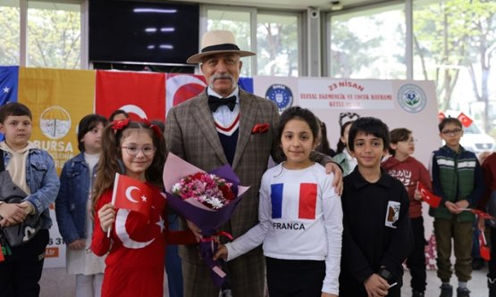 Bursa'da Kuşaklar Arası Gönül Köprüsü: Minik Öğrenciler 23 Nisan Coşkusunu Huzurevine Taşıdı!