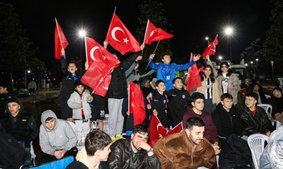 Bursa'da Milli Coşku Tavan Yaptı: A Milli Takım Dünya Kupası Yolunda, Bursalılar Dev Ekran Başında!