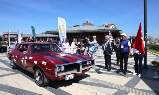 Bursa'da Nostalji ve İyilik Konvoyu: 13. Klasik Otomobil Turu 'Fetihten Egemenliğe' Dedi!