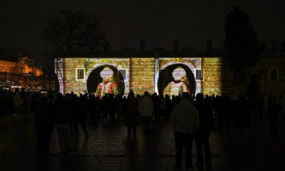 Bursa'nın 700 Yıllık Fetih Destanı Işıkla Yazıldı: Tarihi Surlar Dev Bir Tuvale Dönüştü!