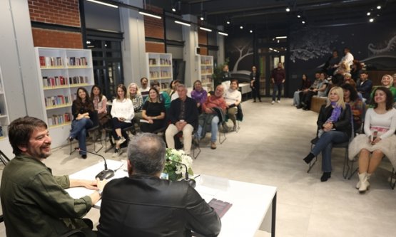 Edebiyatın 'Tekinsiz' Kalemi Nilüfer'de: Hakan Bıçakçı ile Şehir ve Yabancılaşma Üzerine