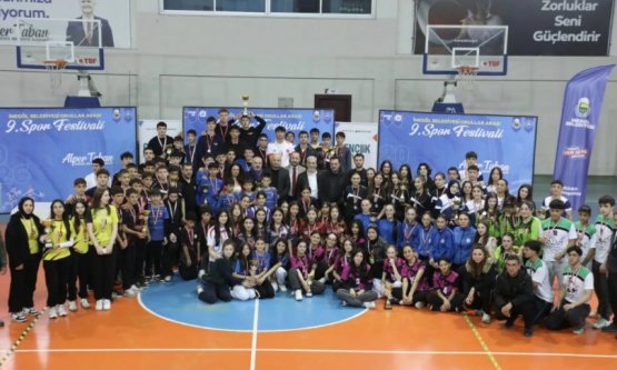 İnegöl'de Atletizm Rüzgarı: 150 Genç Sporcu Kupa İçin Pistte Ter Döktü!