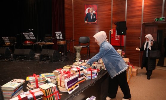 İnegöl'de Sanat Dayanışmaya Dönüştü: Bir Konserle 3 Bin Kitap Toplandı!