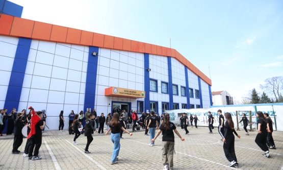 İnegöl'ün Gençlerinden Bursa'da Halk Dansları Çıkarması: 4 Kategori, 4 Derece!