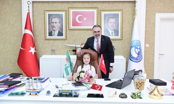 Kestel'de 23 Nisan Gururu: Başkan Ferhat Erol Minik Misafirlerini Ağırladı!