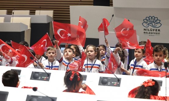 Nilüfer Barış Meclisi'nde 23 Nisan Gururu: Geleceğin Başkanları Şiir ve Gösterilerle Büyüledi!