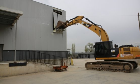 Nilüfer'de Kaçak Yapıyla Kararlı Mücadele: Yaylacık'ta 4 Bin Metrekarelik Depo Yıkıldı!