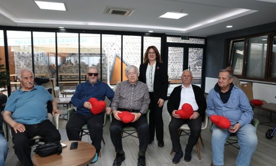 Nilüfer'de Kalpten İlmekler Dayanışmaya Dönüştü: El Emeği Hediyeler Huzurevi Sakinlerine Teslim Edildi!
