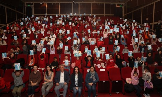 Nilüfer'de Minik Kitap Kurtları Yazarıyla Buluştu: 'Kızıl Kaptan' Çocuklara İlham Oldu!