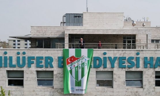 Nilüfer'de Şampiyonluk Gecesi: Cumhuriyet Meydanı Yeşil-Beyaza Büründü!