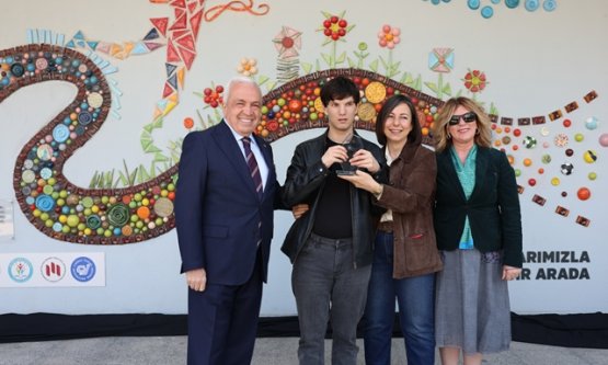 Nilüfer'de Sanatla Örülen Engel Tanımayan Bağ: 'Seramik Dayanışma Duvarı' Açıldı!