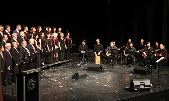 Nilüferde Türkü Rüzgarı: Türk Halk Müziği Korosundan Unutulmaz Bahar Konseri!