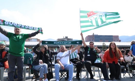 Osmangazi Meydanı Yeşil-Beyaz! Bursaspor'un Kritik Galibiyeti Dev Ekranda Coşkuyla İzlendi