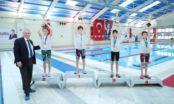 Osmangazi'de 23 Nisan Coşkusu Havuza Taştı: Yüzme Şenliği'nde Rekabet ve Gurur Bir Arada!