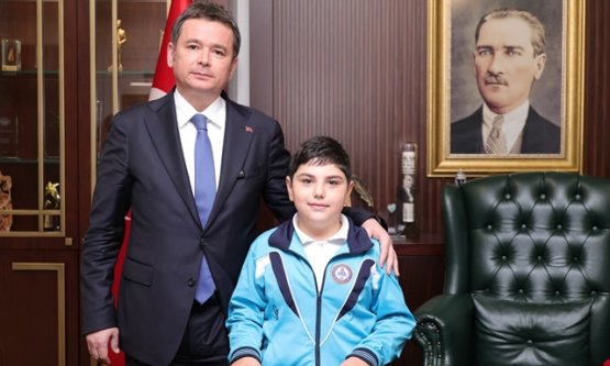 Osmangazide 23 Nisan Heyecanı: Başkan Erkan Aydın Koltuğunu Geleceğin Mimarlarına Devretti!