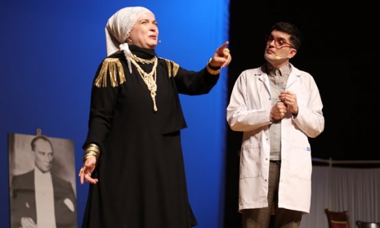 Osmangazi'de Balkan Rüzgarı: 'Taksiratli Şekibe' İzleyicileri Kahkahaya Boğdu!