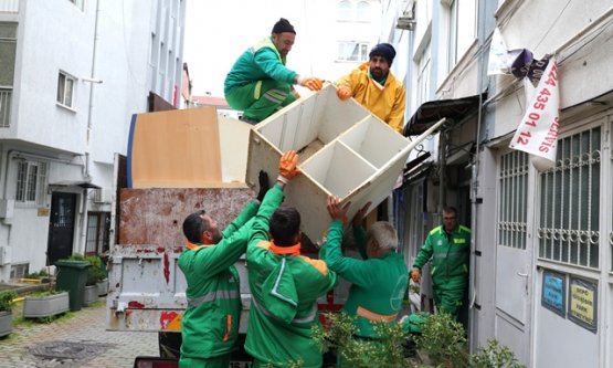 Osmangazide Halk Sağlığı Seferberliği: Mahalleliyi Canından Bezdiren Çöp Ev Tahliye Edildi!