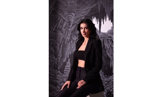 Sanatın Derinliklerine Yolculuk: Özge Kahraman'ın 'ARKHE: Karanlık” Sergisi MERKUR'de Kapılarını Açıyor!