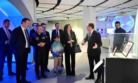 Türkiye'nin Uzay Gururu Bursa'da: İlk Astronot Alper Gezeravcı GUHEM'de Gençlerle Buluştu!