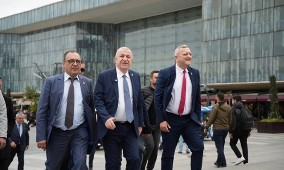 Ümit Özdağ Bursa Kent Meydanı'nda: Vatandaşlardan Zafer Partisi Liderine Yoğun İlgi