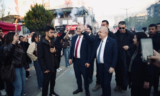 Ümit Özdağ Görükle'de Gençlerle Buluştu: Zafer Partisi Liderine Bursa'da Yoğun İlgi