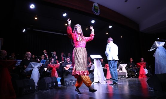 İnegöl'de Türkü Ziyafeti: 'Anadolu Bozlakları' Konseriyle Sanatseverler Mest Oldu!