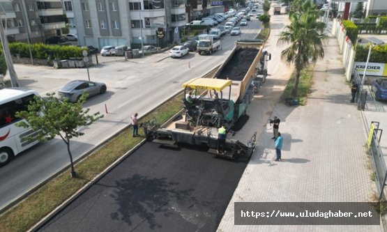 Bursa Büyükşehir Belediyesi Demirciyolu Caddesi'ni asfaltla yeniliyor