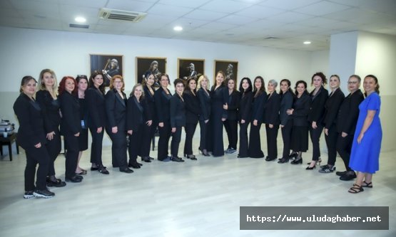 Müzikle terapi topluluğu beyaz yakalı kadınların sesiyle büyüledi