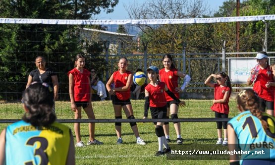 Osmangazi Belediyesi mini voleybol şenliği ile çocukları buluşturdu