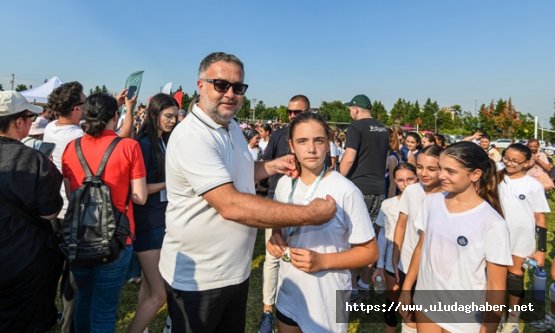 Osmangazi Belediyesi Mini Voleybol Şenliği'nde 1500 kız çocuğunu buluşturdu