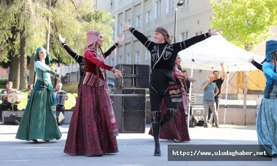 Altın Karagöz Halk Dansları Yarışması nokta gösterileri ile bursa'da festival coşkusu yaşatıyor