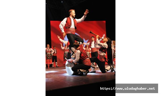 Bursa'da Uluslararası Altın Karagöz Halk Dansları Yarışması üçüncü gecesinde dünya kültürlerini buluşturdu