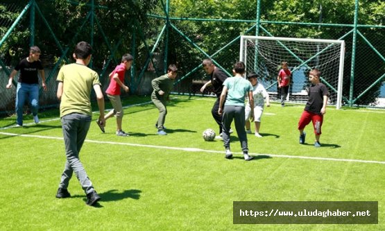 Osmangazi Belediyesi Güneybudaklar Mahallesi'ne yeni bir halı saha kazandırdı